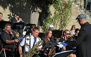 Jazz und Swing auf dem Kirchplatz: Die Big Band des Musikvereins Grombach legte sich nach ihrem Workshop so richtig ins Zeug. Jazz und Swing auf dem Kirchplatz: Die Big Band des Musikvereins Grombach legte sich nach ihrem Workshop so richtig ins Zeug.