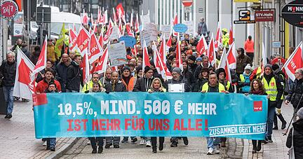 In der aktuellen Tarifrunde fordern die Dienstleistungsgewerkschaft Verdi und der Beamtenbund eine Einkommenssteigerung von 10,5 Prozent.