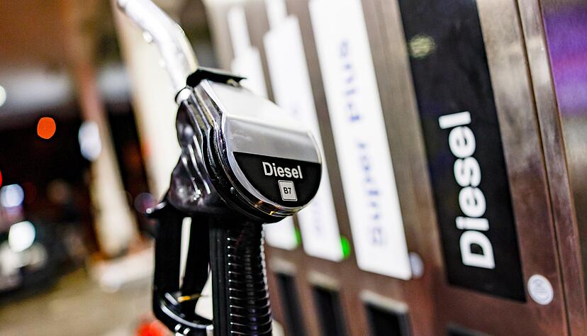 Benziner und Diesel sollen EU-weit ab 2035 verboten werden. In Deutschland gibt es Widerstand gegen das Vorhaben. Benziner und Diesel sollen EU-weit ab 2035 verboten werden. In Deutschland gibt es Widerstand gegen das Vorhaben.