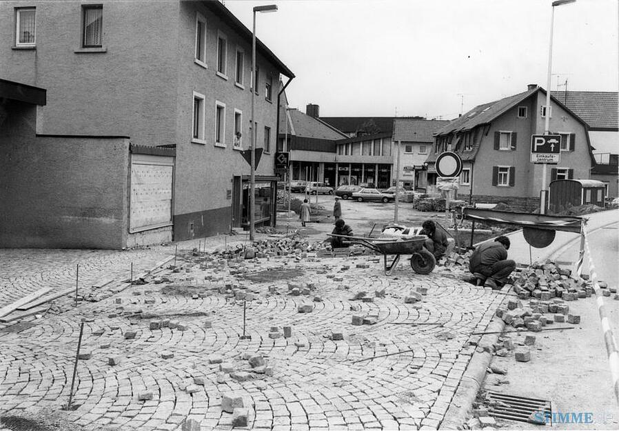 21.09.1984: Pflasterarbeiten für die Gestaltung der neuen Mitte im Bereich der alten Kirchenstraße lässt sich die Stadt Bad Rappenau rund 690 000 Mark kosten. 21.09.1984: Pflasterarbeiten für die Gestaltung der neuen Mitte im Bereich der alten Kirchenstraße lässt sich die Stadt Bad Rappenau rund 690 000 Mark kosten.