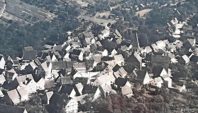 Mit Ausnahme kleinerer Ablösungen im oberen Bildbereich ist die Luftaufnahme Unterheimbachs von 1935 gut erhalten. Foto: privat