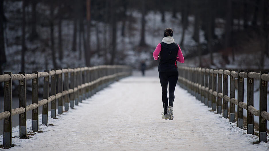 Auf geht´s:  Sitzen ist das neue Rauchen. Dagegen hilft Bewegung - auch und vor allem im Winter. Foto: dpa