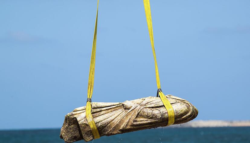 Kopflose Statue aus dem Mittelmeer. &Auml;gypten setzt auf Kulturtourismus und vermarktet antike Funde bei Presseterminen.