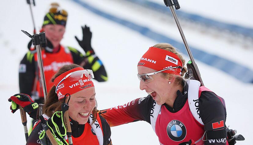 Laura Dahlmeier (l) und Franziska Preuß (r) kamen 2013 in den Weltcup. (Archivfoto)