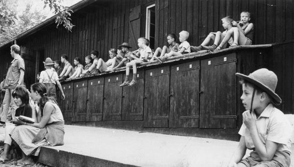 1963. Interessiert verfolgt die Gaffenbergjugend  auf hohen Kästen sitzend von oben das Spiel der anderen.