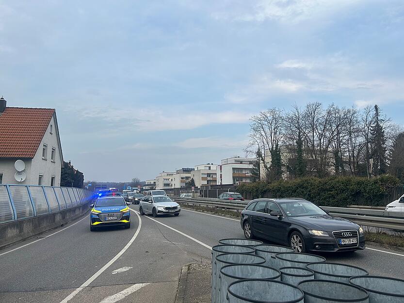 Die Feuerwehr ist bei Reifen Bender in Neckarsulm vor Ort, der Brand ist bereits gelöscht.