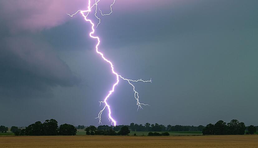 Am Wochenende soll es teils heftige Gewitter geben. (Symbolbild)