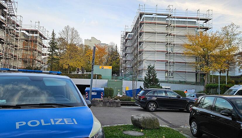 Die Leichen wurden in einem Wohnhaus gefunden. Die Leichen wurden in einem Wohnhaus gefunden.