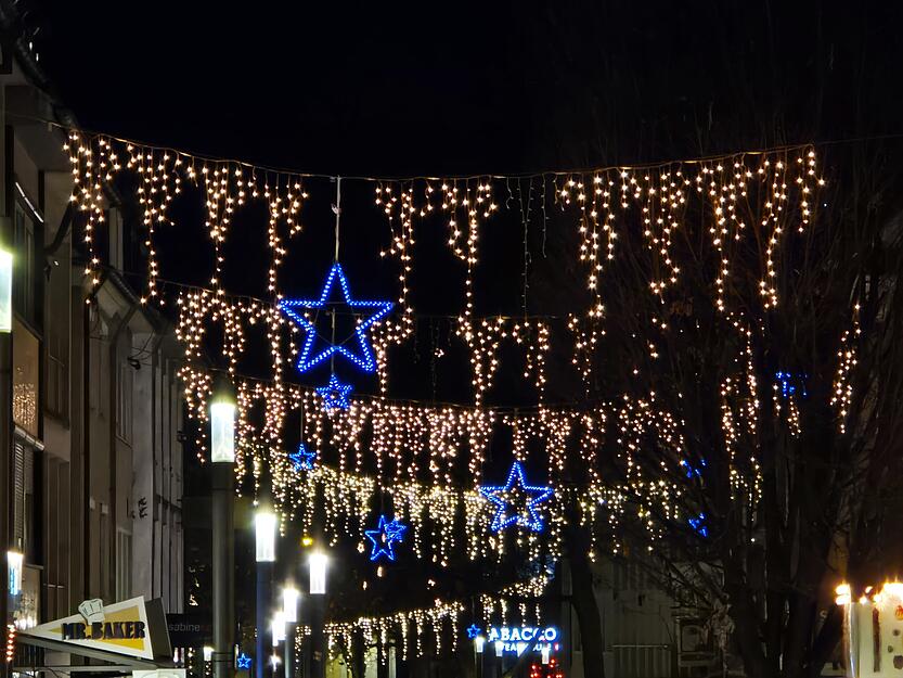 Auch Fleiner Stra&szlig;e, S&uuml;lmerstra&szlig;e, Lohtorstra&szlig;e oder Kirchbrunnenstra&szlig;e sowie Marktplatz, Kiliansplatz, Berliner Platz und die Hafenmarktpassage erstrahlen im weihnachtlichen Glanz.