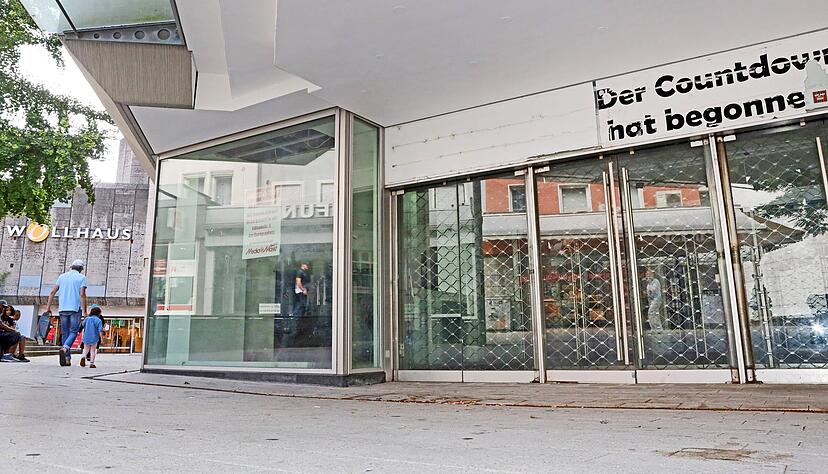 Eingang zur ehemaligen Kaufhof-Filiale: Der zentrale Teil des Komplexes hätte versteigert werden sollen. Doch die Auktion ist kurzfristig abgesagt worden.