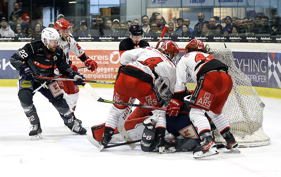 Das erste Tor der Heilbronner Falken an diesem Abend erzielte Thore Weyrauch (l.).