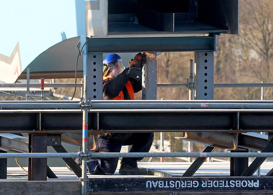 Tonnenschwere Stahlbauteile werden am Schwarz-Digits-Campus montiert.