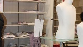 Die Schaufensterpuppen haben nichts mehr anzuziehen. Die St&auml;nder im Modehaus Burkardt waren Samstag schon sehr leer.