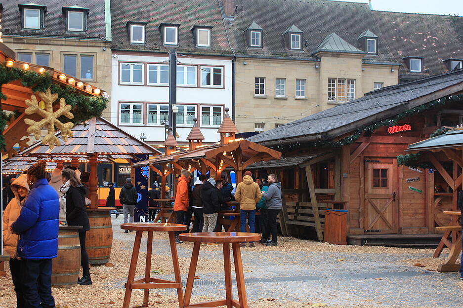 Hier wird an mehreren Ständen Glühwein angeboten.