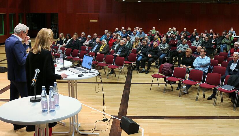 Gut besucht, aber nicht ausgebucht: die Einwohnerversammlung in der Ballei mit OB Steffen Hertwig (links) und Bürgermeisterin Suzanne Mösel.