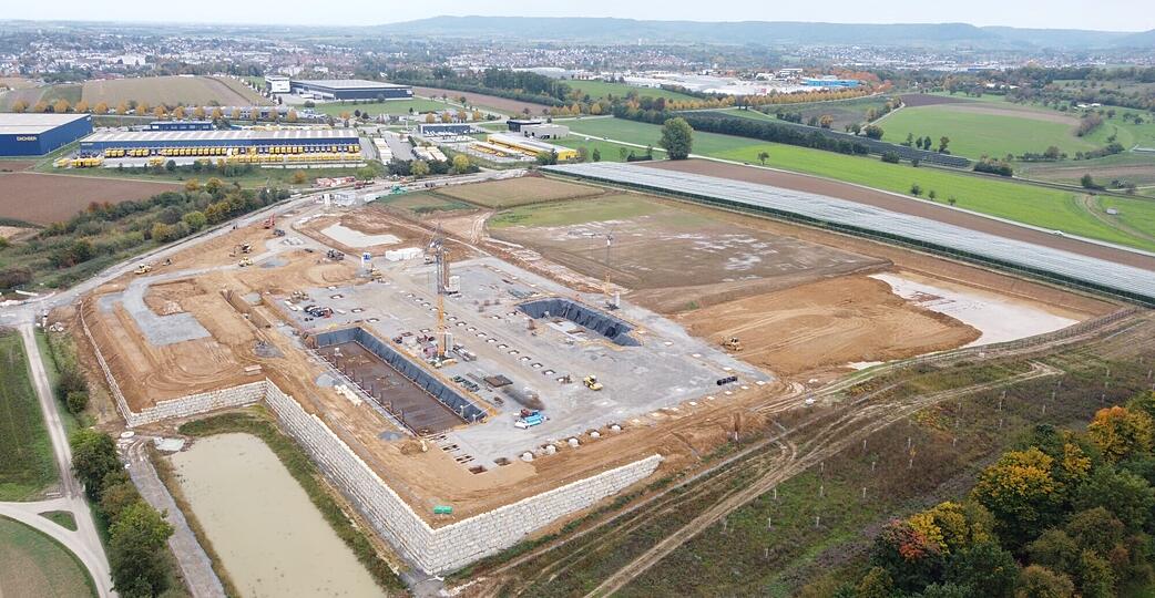 Im Spätsommer haben die Arbeiten auf der Baustelle nahe der A6 bei Öhringen begonnen. Auf 40.000 Quadratmetern baut Dringenberg eine neue Produktionshalle.