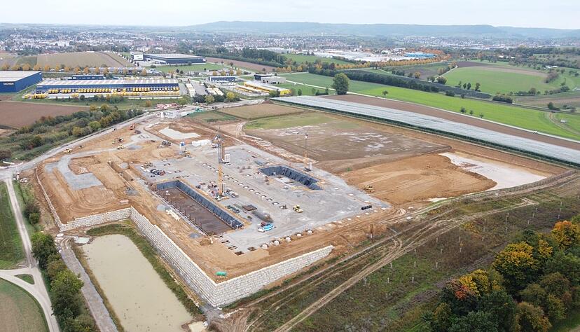 Im Spätsommer haben die Arbeiten auf der Baustelle nahe der A6 bei Öhringen begonnen. Auf 40.000 Quadratmetern baut Dringenberg eine neue Produktionshalle.