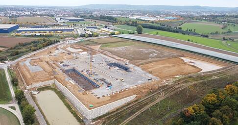 Im Sp&auml;tsommer haben die Arbeiten auf der Baustelle nahe der A6 bei &Ouml;hringen begonnen. Auf 40.000 Quadratmetern baut Dringenberg eine neue Produktionshalle.