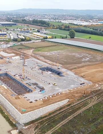Im Spätsommer haben die Arbeiten auf der Baustelle nahe der A6 bei Öhringen begonnen. Auf 40.000 Quadratmetern baut Dringenberg eine neue Produktionshalle.