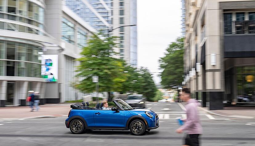 Mehr Offenheit wagen: Das Verdeck des neuen Mini Cabrios l&auml;sst sich in mehreren Stufen &ouml;ffnen.