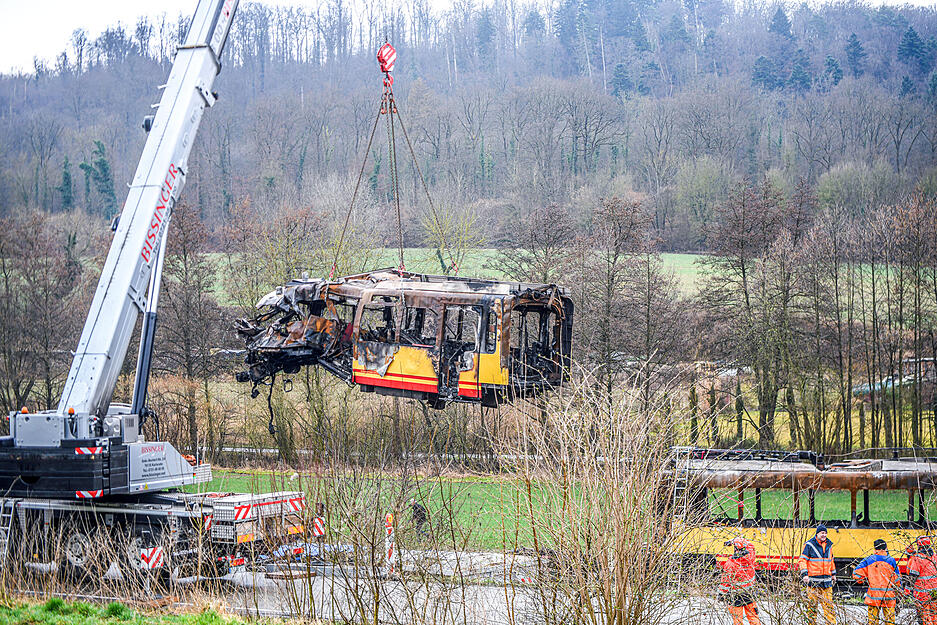 Am Freitag sollen die beiden anderen folgen. Am Freitag sollen die beiden anderen folgen.