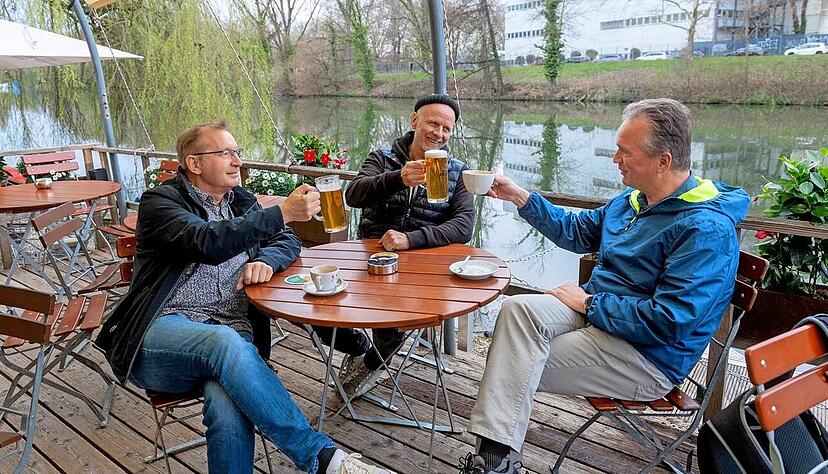 Inhaber Jochen Wieland (Mitte) im Gespr&auml;ch mit seinen G&auml;sten.