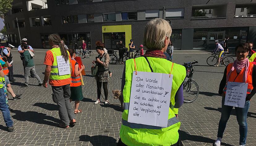 Artikel eins des Grundgesetzes. Foto: Adrian Hoffmann