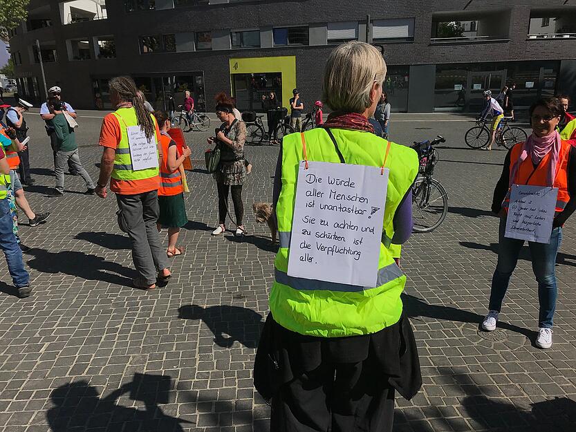 Artikel eins des Grundgesetzes. Foto: Adrian Hoffmann