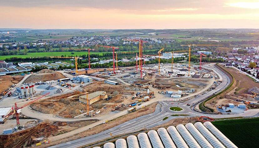 Auf der Baustelle des Schwarz-Projekt-Campus in Bad Friedrichshall wird sechs, manchmal auch sieben Tage die Woche gearbeitet.
Foto: Archiv/Seidel Auf der Baustelle des Schwarz-Projekt-Campus in Bad Friedrichshall wird sechs, manchmal auch sieben Tage die Woche gearbeitet.
Foto: Archiv/Seidel