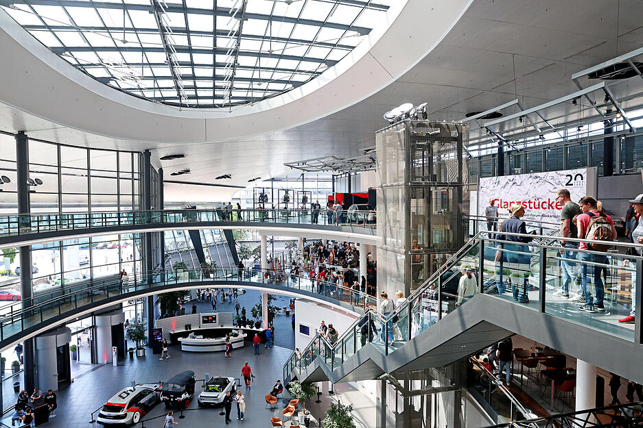 Mit dem Audi-Forum wurde das Werk Neckarsulm zum Standort und Aush&auml;ngeschild. Ein bedeutender Meilenstein in der Geschichte des Autobauers.