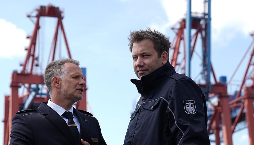 Zollpräsident Rolfink und Finanzminister Klingbeil (r) sind auf einem Schiff durch den Hamburger Hafen gefahren. Zollpräsident Rolfink und Finanzminister Klingbeil (r) sind auf einem Schiff durch den Hamburger Hafen gefahren.