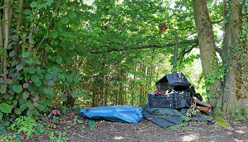 Ablagerungen in der Gartenanlage.
