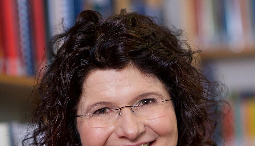 Dr. Maya Götz ist Medienpädagogin und Leiterin des Internationalen Zentralinstituts für das Jugend- und Bildungsfernsehen (IZI) beim Bayerischen Rundfunk. Sie lebt mit 3 Töchtern. Dr. Maya Götz ist Medienpädagogin und Leiterin des Internationalen Zentralinstituts für das Jugend- und Bildungsfernsehen (IZI) beim Bayerischen Rundfunk. Sie lebt mit 3 Töchtern.