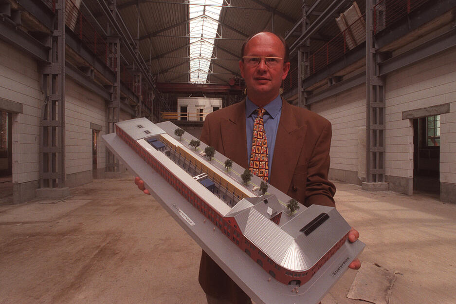 1994 kauft die Stadt Heilbronn einen Teil des ehemaligen Weipert-Geländes, das Werksgebäude wird 1998 zur Innovationsfabrik (IFH) umgebaut. Geschäftsführer Thomas Villinger hält ein Modell des geplanten Gebäudes in den Händen. 1994 kauft die Stadt Heilbronn einen Teil des ehemaligen Weipert-Geländes, das Werksgebäude wird 1998 zur Innovationsfabrik (IFH) umgebaut. Geschäftsführer Thomas Villinger hält ein Modell des geplanten Gebäudes in den Händen.