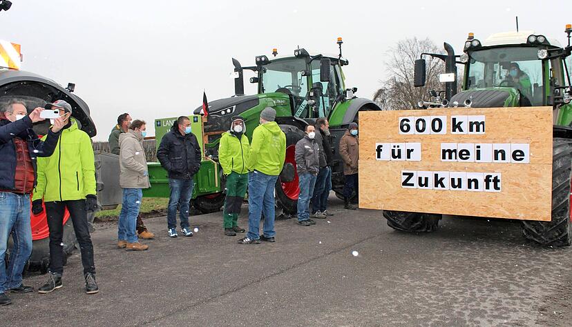 Vor der Abfahrt: Die Teilnehmer der Protestfahrt werden von Kollegen solidarisch verabschiedet. Hier und da wird noch ein Erinnerungsfoto geschossen.
Foto: Jörg Kühl