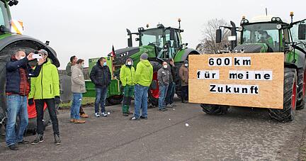 Vor der Abfahrt: Die Teilnehmer der Protestfahrt werden von Kollegen solidarisch verabschiedet. Hier und da wird noch ein Erinnerungsfoto geschossen.
Foto: Jörg Kühl