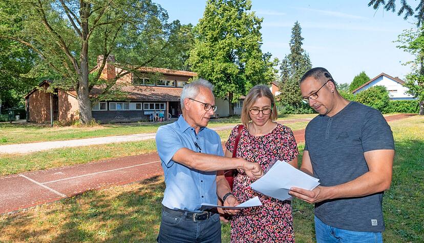 Thomas Goth (links), Bettina Schnitzler und Benjamin Fink schauen sich die Pläne für die Container an, die hinter der Mühlrainhalle aufgestellt werden. Thomas Goth (links), Bettina Schnitzler und Benjamin Fink schauen sich die Pläne für die Container an, die hinter der Mühlrainhalle aufgestellt werden.