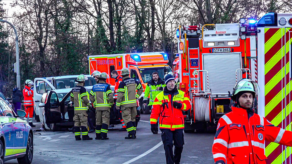 Ein Autofahrer war aus bislang ungeklärter Ursache in den Gegenverkehr geraten und mit dem Auto einer 62-Jährigen zusammengestoßen.