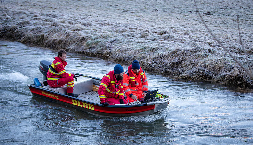 Auch das DLRG half am Dienstag bei der Suche nach dem Mädchen mit. Auch das DLRG half am Dienstag bei der Suche nach dem Mädchen mit.
