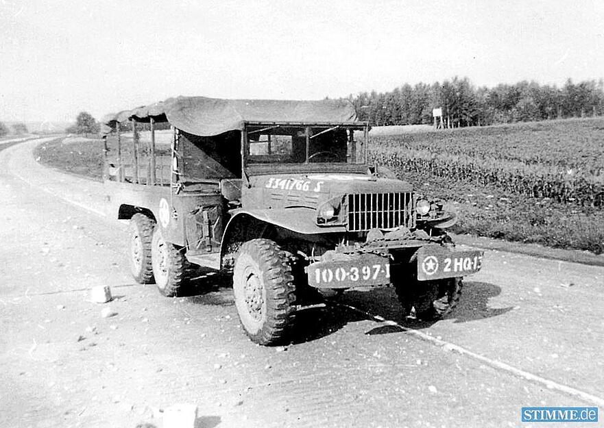 Ein Militärfahrzeug der 100. Infanteriedivision der US-Army auf dem Vormarsch nach Heilbronn im April 1945. Ein Militärfahrzeug der 100. Infanteriedivision der US-Army auf dem Vormarsch nach Heilbronn im April 1945.