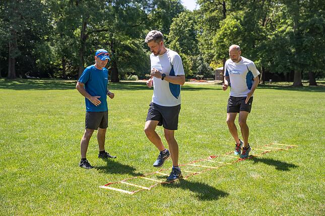 Matthias Heibel (li.) leitet das Lauf-ABC für die Stimme-Redakteure Martin Peter (re.) und Stephan Sonntag an. Foto: Andreas Veigel Matthias Heibel (li.) leitet das Lauf-ABC für die Stimme-Redakteure Martin Peter (re.) und Stephan Sonntag an. Foto: Andreas Veigel