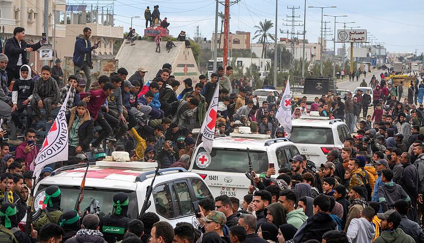 Hunderte Schaulustige verfolgten die Geisel-Übergabe an Vertreter des Roten Kreuzes vor Ort. Hunderte Schaulustige verfolgten die Geisel-Übergabe an Vertreter des Roten Kreuzes vor Ort.