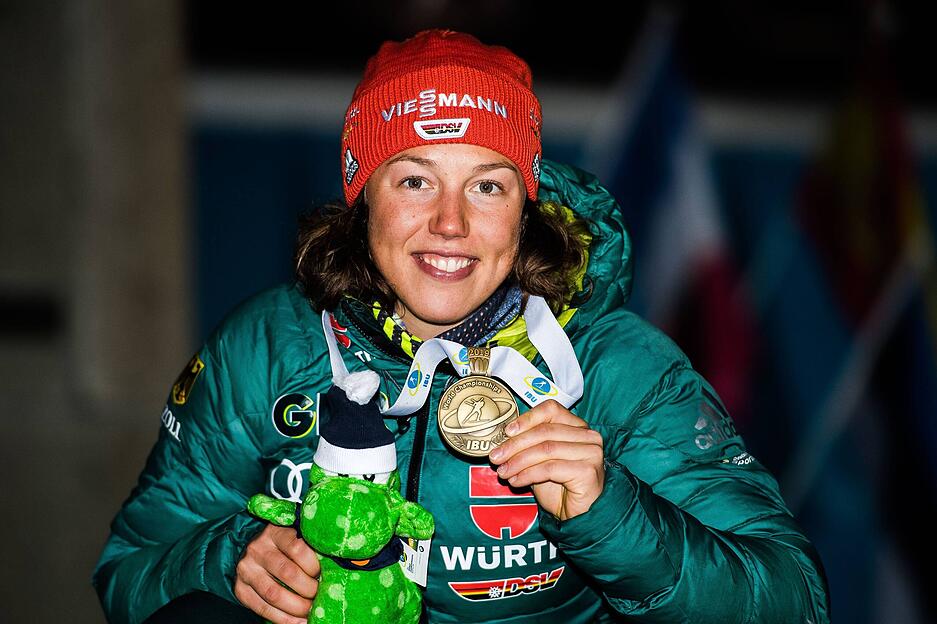 Insgesamt wurde Dahlmeier siebenmal Weltmeisterin, dreimal Vize-Weltmeisterin und landete f&uuml;nfmal auf einem dritten Platz einer Biathlon-Weltmeisterschaft.