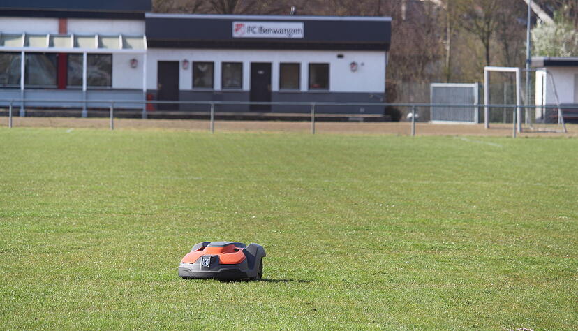 Mähroboter auf dem Sportplatz Berwangen Mähroboter auf dem Sportplatz Berwangen