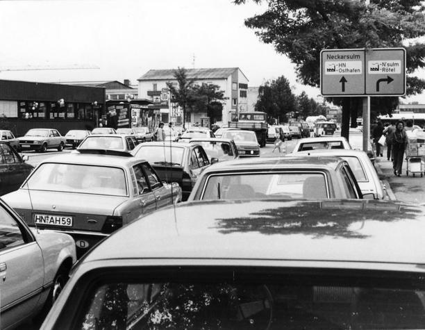 Die Eröffnung löst ein Verkehrschaos im größten Umfang aus. Die Fahrzeugschlange staut sich auf der B 27 und im Industriegebiet Heilbronn.