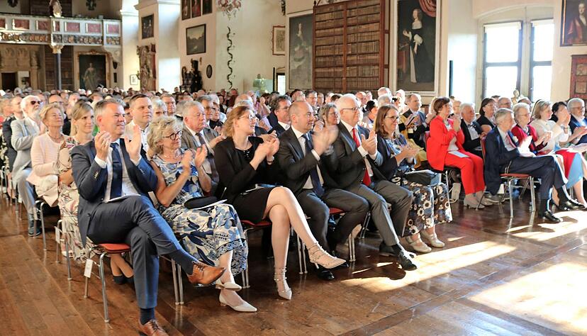 Intensiven Applaus − den gibt es bei der Ouvertüre zur diesjährigen Festival-Saison im Neuensteiner Schloss bereits schon nach den ersten Darbietungen. Intensiven Applaus − den gibt es bei der Ouvertüre zur diesjährigen Festival-Saison im Neuensteiner Schloss bereits schon nach den ersten Darbietungen.