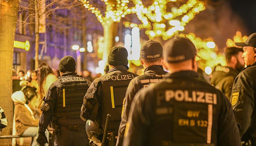 Einsatzkräfte der Polizei sichern eine Silvesterveranstaltung.