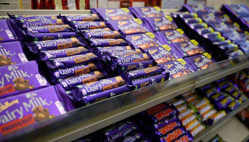 Fehlen an keinem Kiosk in Gro&szlig;britannien: Artikel von Cadbury. (Archivbild)