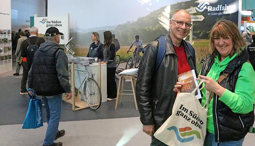 Sechs Ferienregionen, eine Werbebotschaft: Im S&uuml;den ganz oben. Das gef&auml;llt J&ouml;rg Krinke aus T&uuml;bingen und Manuela Kimmerle aus Reutlingen. Sie wollen die &bdquo;Nordl&auml;nder&ldquo; bald mal radelnd erkunden.