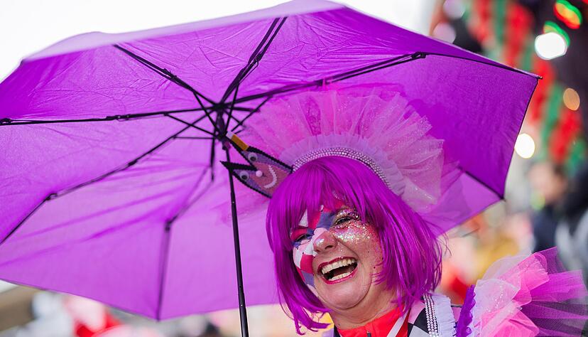 Ein gefragtes Verkleidungsaccessoire war der Regenschirm.